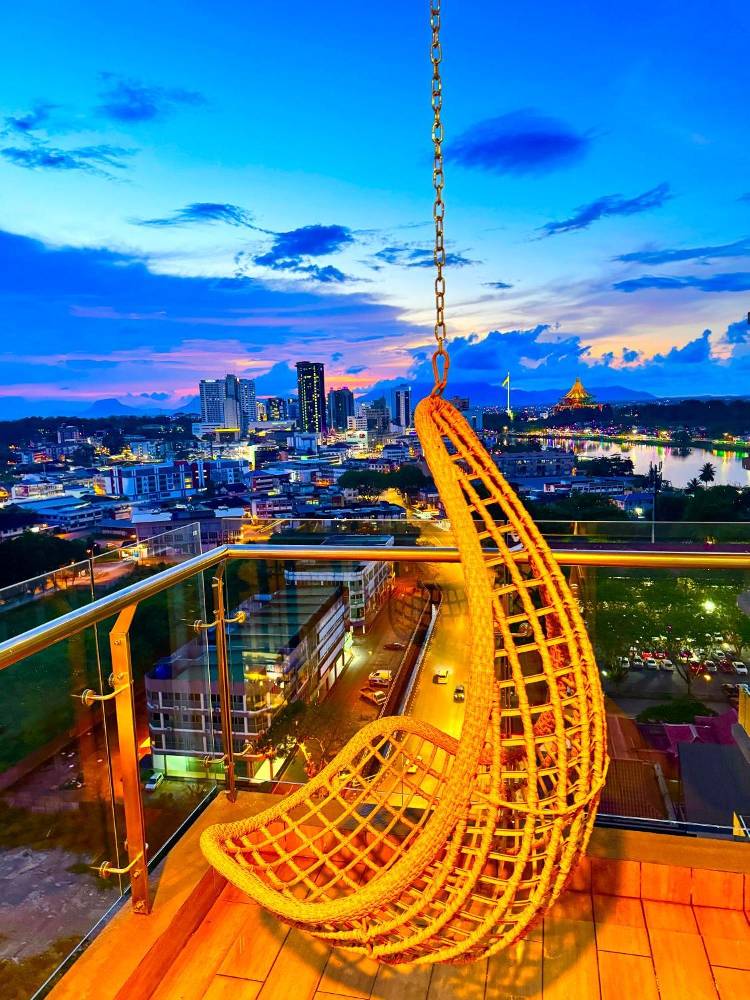 Riverine Kuching Luxury 4Pax With Balcony Facing Waterfront View 외부 사진
