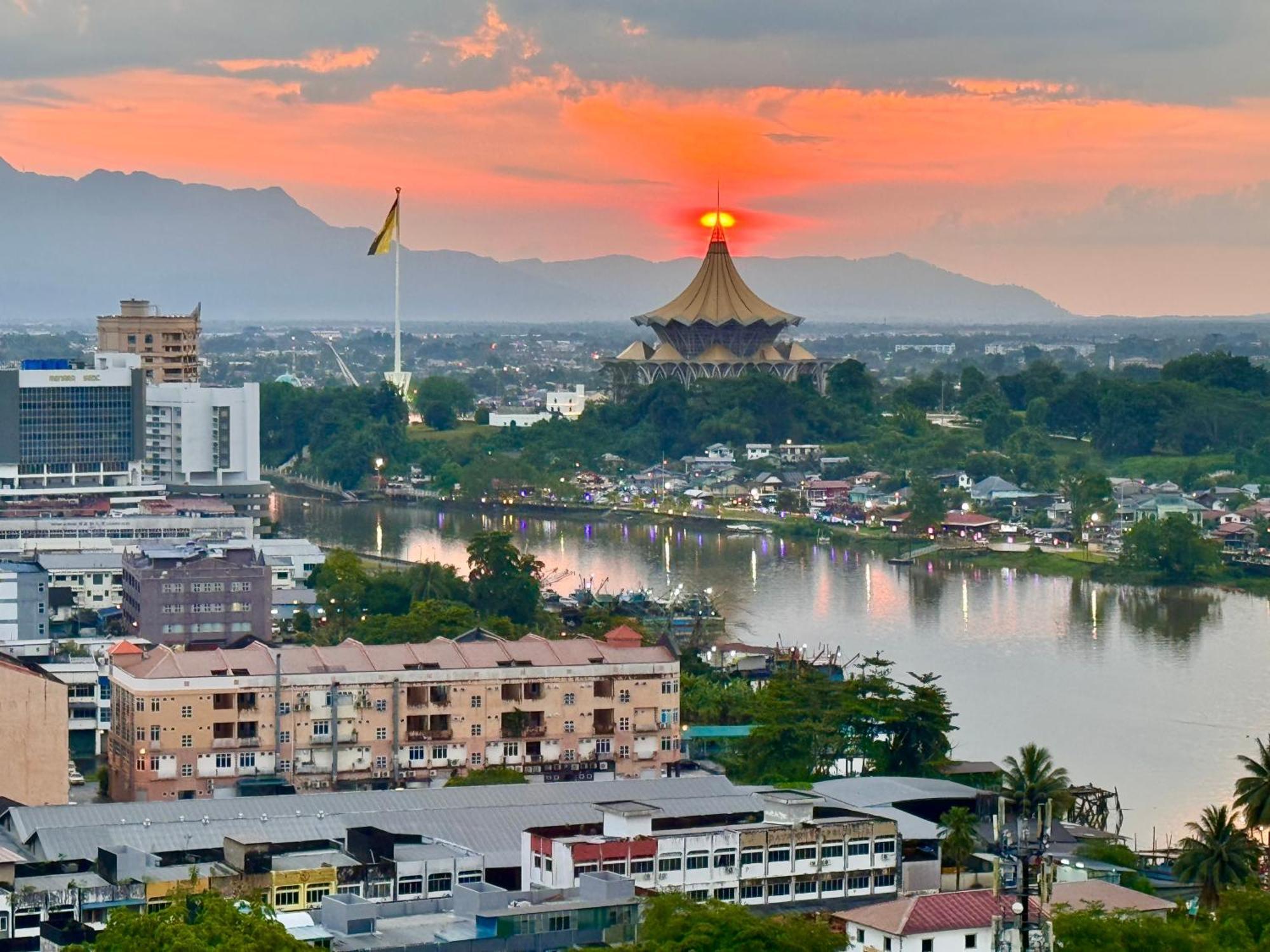 Riverine Kuching Luxury 4Pax With Balcony Facing Waterfront View 외부 사진